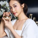 Khả Ngân Instagram - Ngoài gặp gỡ mấy anh chị siu dễ thương, N được giới thiệu bộ đôi dòng sản phẩm mới siêu xịn của nhà @guerlain, Orchidee Imperiale Gold Nobile - Hoa lan gold ứng dụng công nghệ lượng tử (Gold Quantum), công nghệ nhận được giải thưởng Nobel 2022🤩, không gian đẹp và chill khỏi bàn. À N còn được giới thiệu 3 siêu phẩm giới hạn đỉnh nhức nhối luônn😜😜 Mỗi lần đi N luôn nhặt được 1 ít bí kíp keke, mốt gom đủ N sẽ chia sẻ với cả nhà những tip hay ho nhenn😙😙 Photo: @loanbe08 MUA: @paunguyen.makeup Hair: @phanuyenkhiet Custome: @seasonstudios.co
