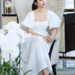 Khả Ngân Instagram - Ngoài gặp gỡ mấy anh chị siu dễ thương, N được giới thiệu bộ đôi dòng sản phẩm mới siêu xịn của nhà @guerlain, Orchidee Imperiale Gold Nobile - Hoa lan gold ứng dụng công nghệ lượng tử (Gold Quantum), công nghệ nhận được giải thưởng Nobel 2022🤩, không gian đẹp và chill khỏi bàn. À N còn được giới thiệu 3 siêu phẩm giới hạn đỉnh nhức nhối luônn😜😜 Mỗi lần đi N luôn nhặt được 1 ít bí kíp keke, mốt gom đủ N sẽ chia sẻ với cả nhà những tip hay ho nhenn😙😙 Photo: @loanbe08 MUA: @paunguyen.makeup Hair: @phanuyenkhiet Custome: @seasonstudios.co