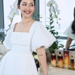 Khả Ngân Instagram - Ngoài gặp gỡ mấy anh chị siu dễ thương, N được giới thiệu bộ đôi dòng sản phẩm mới siêu xịn của nhà @guerlain, Orchidee Imperiale Gold Nobile - Hoa lan gold ứng dụng công nghệ lượng tử (Gold Quantum), công nghệ nhận được giải thưởng Nobel 2022🤩, không gian đẹp và chill khỏi bàn. À N còn được giới thiệu 3 siêu phẩm giới hạn đỉnh nhức nhối luônn😜😜 Mỗi lần đi N luôn nhặt được 1 ít bí kíp keke, mốt gom đủ N sẽ chia sẻ với cả nhà những tip hay ho nhenn😙😙 Photo: @loanbe08 MUA: @paunguyen.makeup Hair: @phanuyenkhiet Custome: @seasonstudios.co