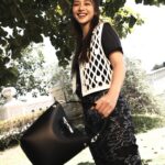 Khả Ngân Instagram - Longchamp đã “cưa” đổ trái tim Ngân với chiếc túi xinh Roseau trong bộ sưu tập mới “Longchamp University” Cảm tưởng như trở thành cô sinh viên mỹ thuật ngày đầu tới giảng đường đầy háo hức và tràn năng lượng nè 📚🎓 Stylist @phambaoluan MUA: @paunguyen.makeup Hair: @phanuyenkhiet Photo: @loanbe08 #Longchamp #LongchampSS24 #LongchampUniversity @tamsonfashion @longchamp