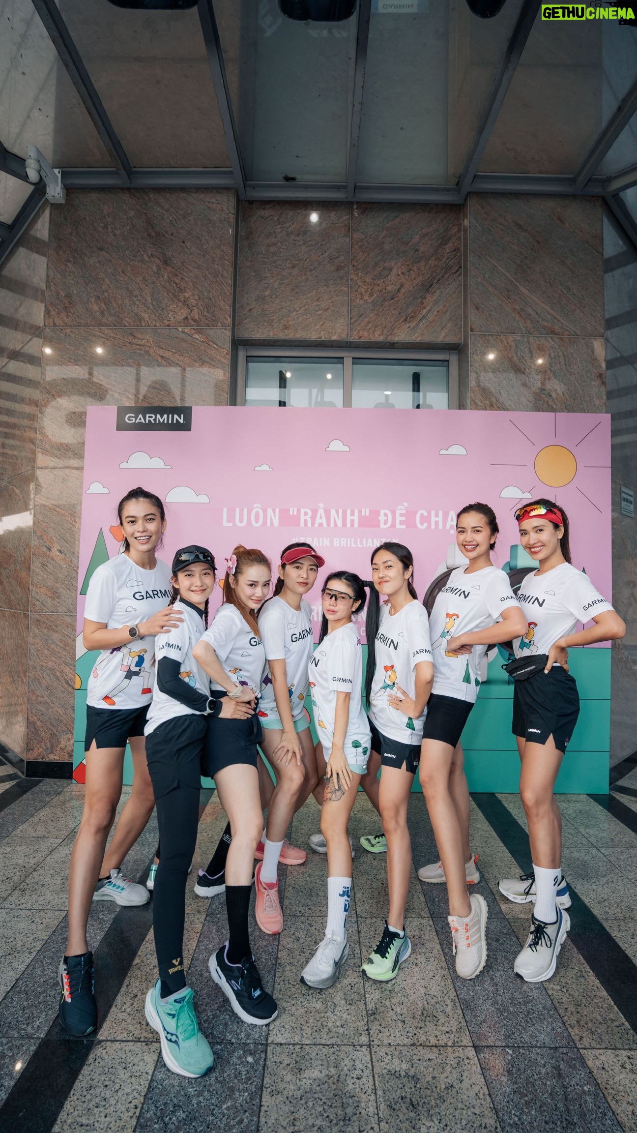 Khả Ngân Instagram - Buổi sáng sớm cùng với chị em xinh yêuuuu🥰🥰
