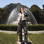 Khả Ngân Instagram - Longchamp đã “cưa” đổ trái tim Ngân với chiếc túi xinh Roseau trong bộ sưu tập mới “Longchamp University” Cảm tưởng như trở thành cô sinh viên mỹ thuật ngày đầu tới giảng đường đầy háo hức và tràn năng lượng nè 📚🎓 Stylist @phambaoluan MUA: @paunguyen.makeup Hair: @phanuyenkhiet Photo: @loanbe08 #Longchamp #LongchampSS24 #LongchampUniversity @tamsonfashion @longchamp