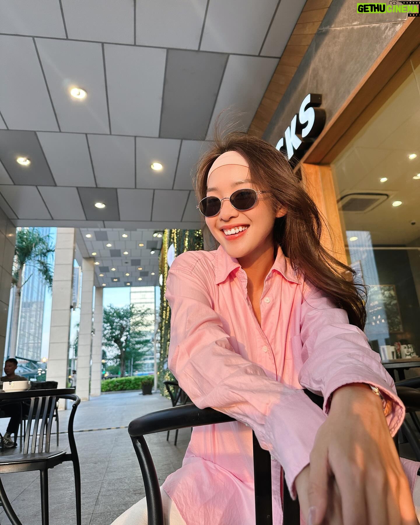 Khả Ngân Instagram - Do life with love🌷🌷🌷 #khangan