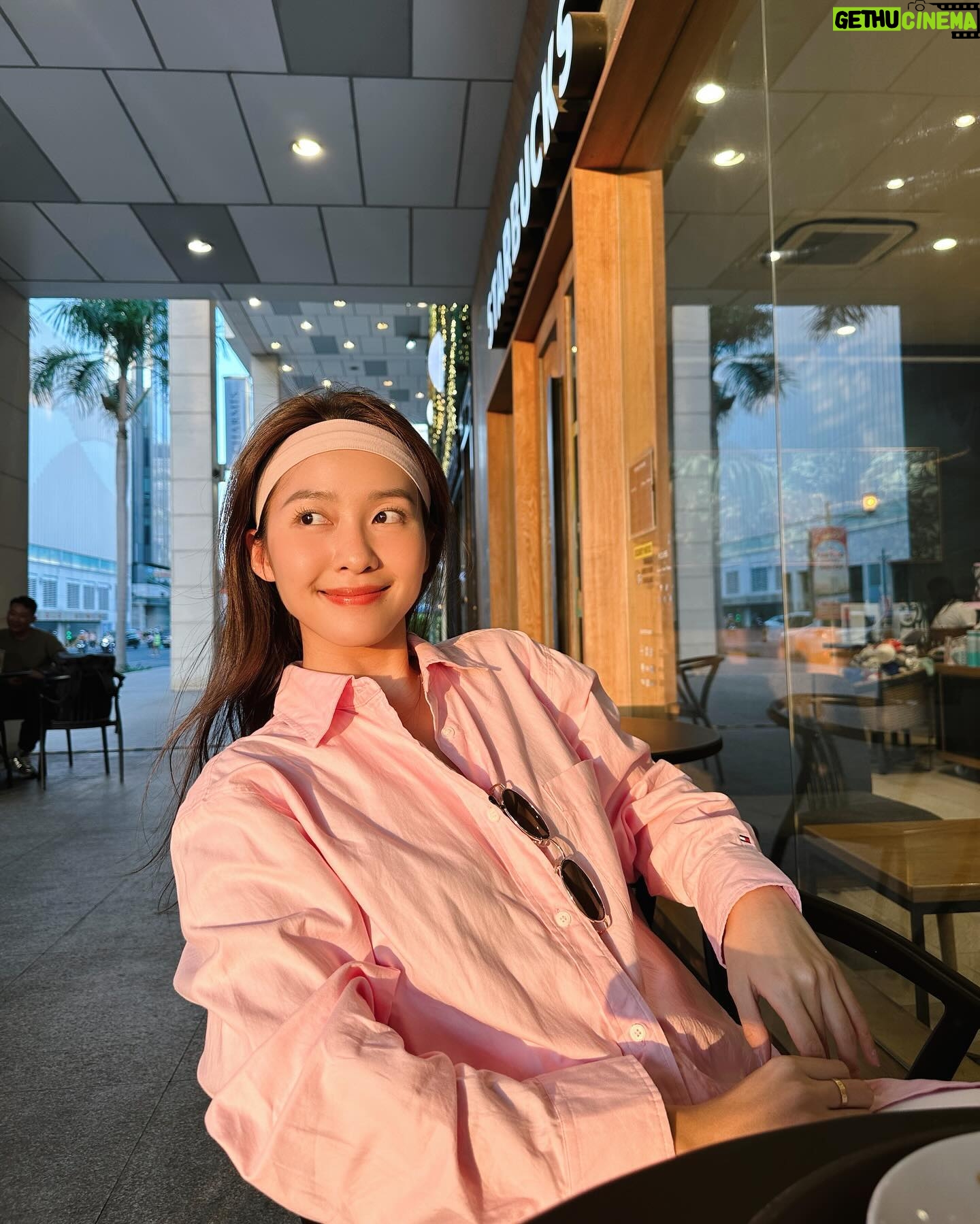 Khả Ngân Instagram - Do life with love🌷🌷🌷 #khangan