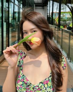 Khả Ngân Instagram - Chúc tất các các chị em phụ nữ trên toàn thế giới này mãi xinh đẹp, hạnh phúc và an yên🥰💚😚 #khangan