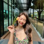 Khả Ngân Instagram - Chúc tất các các chị em phụ nữ trên toàn thế giới này mãi xinh đẹp, hạnh phúc và an yên🥰💚😚 #khangan