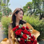 Khả Ngân Instagram - Chúc tất các các chị em phụ nữ trên toàn thế giới này mãi xinh đẹp, hạnh phúc và an yên🥰💚😚 #khangan