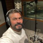 Khaled Selim Instagram - ‎بسم الله .. توكلنا على الله .. #مين_دا ‎كلمات و الحان #عزيز_الشافعي انتاج شركة @ah.mediaproduction @allaalasheen1 ‎توزيع @toomatooma تسجيل الصوت في ستوديو session ‎م.ماهر صلاح ‎تسجيل الاغنية في ستوديو إم ساوند M1 ‎م .هاني محروس @hani.mahrous.77