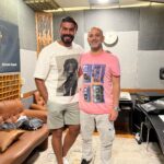 Khaled Selim Instagram - ‎بسم الله .. توكلنا على الله .. #مين_دا ‎كلمات و الحان #عزيز_الشافعي انتاج شركة @ah.mediaproduction @allaalasheen1 ‎توزيع @toomatooma تسجيل الصوت في ستوديو session ‎م.ماهر صلاح ‎تسجيل الاغنية في ستوديو إم ساوند M1 ‎م .هاني محروس @hani.mahrous.77