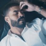 Khaled Selim Instagram - سايباني 💔 Available Now On YouTube ⏸️ لينك الكليب كامل في البايو ♥️ . . . #khalid_selim #music #videoclip #trend #wahshany #egypt #summervibes #summermusic