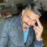 Khaled Selim Instagram - اضحك .. الصورة تطلع حلوة اوي بقا .. 😂😂😂😇😇😇 #singer #actor #smile #fashion #nofilter #happiness #family #dolcegabbana #rolex
