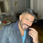 Khaled Selim Instagram - اضحك .. الصورة تطلع حلوة اوي بقا .. 😂😂😂😇😇😇 #singer #actor #smile #fashion #nofilter #happiness #family #dolcegabbana #rolex