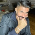 Khaled Selim Instagram - اضحك .. الصورة تطلع حلوة اوي بقا .. 😂😂😂😇😇😇 #singer #actor #smile #fashion #nofilter #happiness #family #dolcegabbana #rolex