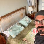 Khaled Selim Instagram - تشرفت اليوم بزيارة عزيزة على قلبي للمرة الثانية.. بعد ٢٠ سنة من اول زيارة.. بيت العندليب الأسمر عبدالحليم حافظ .. إحساس رائع إني كنت في بيته و بين الجدران إللي كانت شاهدة على كل حياته و إبداعاته و لقاءاته بعمالقة الملحنين و الشعراء و الموسيقيين .. و إبداعاته و بروڤاته و ضحكاته و حزنه و مرضه.. و إني أشوف كل أدواته و مقتنياته و أدخل غرفة نومه.. حقيقةً .. هو كان و سيظل رائد المشاعر و الإحساس و الرومانسية و التجديد و الإبداع .. العندليب .. حليم