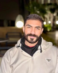Khaled Selim Instagram - الحمدلله و الشكر على نعمته .. و على فضله علينا .. ربنا يخليلي أسرتي و عائلتي و كل حبايبي المحترمين .. إللي طلعت بيهم من الدنيا .. عاوز أقولكم .. شكراً على وجودكم معايا .. شكراً على حبكم و اهتمامكم .. شكراً إنكوا في حياتي 🫶🏻🥰😍 #family #friends #lifetime #loyal #thankful #satisfied #mothersday #singer #actor #love