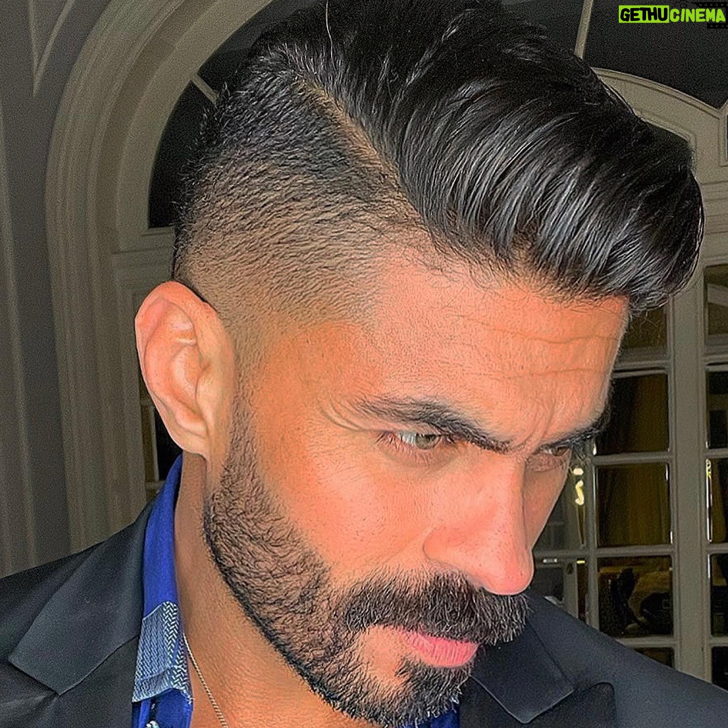 Khaled Selim Instagram - A GENTLEMAN ATTRACTS THE ATTENTION OF MANY .. BUT ONLY HAS EYES FOR HIS OWN LADY الرجل النبيل يجذب انتباه الكثيرين .. ولكن عيونه فقط للسيدة الخاصة به.. #gentleman #singer #actor #model #fashion #style #lifestyle #love #family #cairo