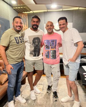 Khaled Selim Instagram - ‎بسم الله .. توكلنا على الله .. #مين_دا 
‎كلمات و الحان #عزيز_الشافعي 

انتاج شركة 
@ah.mediaproduction 
@allaalasheen1 

‎توزيع @toomatooma تسجيل الصوت في ستوديو session
‎م.ماهر صلاح 
‎تسجيل الاغنية في ستوديو إم ساوند M1
‎م .هاني محروس 
@hani.mahrous.77