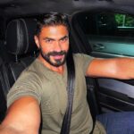Khaled Selim Instagram - صورة اليوم … مساءكم ورد #singer #actor #model #fashion #potd #summer #carselfie #streetstyle #modeling #smile #positivevibes #ootd #ootdfashion #tanned #hairstyle #green