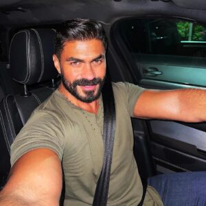 Khaled Selim Instagram - صورة اليوم … مساءكم ورد 
#singer #actor #model #fashion #potd #summer #carselfie #streetstyle #modeling #smile #positivevibes #ootd #ootdfashion #tanned #hairstyle #green