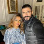 Khaled Selim Instagram - حبيبة قلبي بحبك حب ما يتوصفش.. لأنك جدعة و بنت أصول.. و واخدة بالك مني و من خديجة و كنزي.. و اد ايه انتي جدعة مع الكل .. وصاحبة واجب.. و صاحبة صحابك.. و بارة بأهلك.. و كمان بأهلي .. ربنا يخليكي ليا.. و يتقبل مني كل الدعاء اللي دعيتهولك في الحرم بحبك