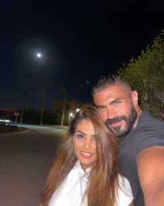 Khaled Selim Instagram - حبيبة قلبي بحبك حب ما يتوصفش.. لأنك جدعة و بنت أصول.. و واخدة بالك مني و من خديجة و كنزي.. و اد ايه انتي جدعة مع الكل .. وصاحبة واجب.. و صاحبة صحابك.. و بارة بأهلك.. و كمان بأهلي .. ربنا يخليكي ليا.. و يتقبل مني كل الدعاء اللي دعيتهولك في الحرم بحبك