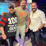 Khaled Selim Instagram - ‎بسم الله .. توكلنا على الله .. #مين_دا ‎كلمات و الحان #عزيز_الشافعي انتاج شركة @ah.mediaproduction @allaalasheen1 ‎توزيع @toomatooma تسجيل الصوت في ستوديو session ‎م.ماهر صلاح ‎تسجيل الاغنية في ستوديو إم ساوند M1 ‎م .هاني محروس @hani.mahrous.77