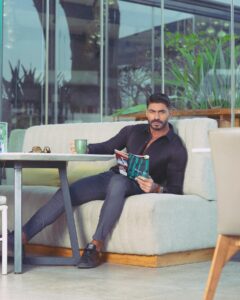 Khaled Selim Instagram - Don’t give anyone the power to put you down. Haters are losers pretending to be winners 😉 لا تُعطِ أي شخص القدرة على إسقاطك. الكارهون ما هم إلا خاسرون يتظاهرون أنهم فائزون. Taken by the best @mustafasaad.89 ❤ #خالد_سليم | #khalid_selim