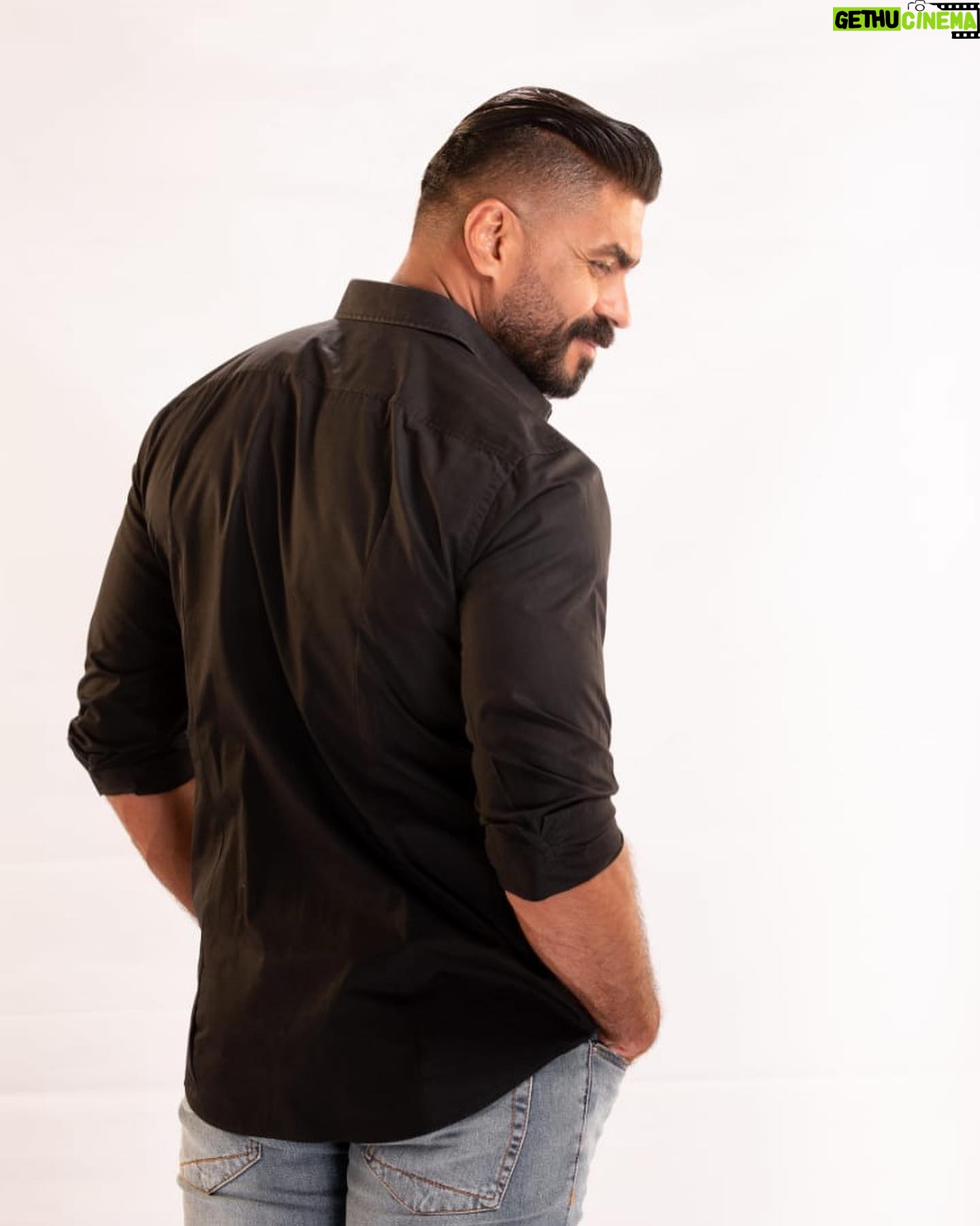 Khaled Selim Instagram - Loads of people come into your life .. but with a little time you get to know the truth behind some of them and why they approached .. when you give them your back .. they now you understand .. so watch them leave with you’re back turned and with a smile .. تأتي الكثير من الناس إلى حياتك .. ولكن مع القليل من الوقت تتعرف على الحقيقة وراء بعضهم ولماذا اقتربوا .. عندما تعطيهم ظهرك .. فهم يفهمون الآن .. لذا شاهدهم يغادرون وأنت تحول ظهرك وبابتسامة ..
