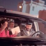 Khaled Selim Instagram - هنعيش وقتنا و نسيب حزننا .. مش هنضيع عمرنا ببلاش #حكايات_الامهات #حكايات_الماميز #حكايات_جروب_الماميز @khaledselimofficial @dinafouad.official Look credits costumes Design : @hassanmoustafaofficial Styling : @styledby_mbh Mua : @kholoudkhaledmua Bags, accessories : @samiamindesigns Hair styling : @soin_salon Scarves : @piano_scarves_accessories