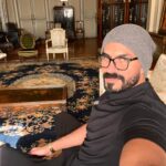 Khaled Selim Instagram - تشرفت اليوم بزيارة عزيزة على قلبي للمرة الثانية.. بعد ٢٠ سنة من اول زيارة.. بيت العندليب الأسمر عبدالحليم حافظ .. إحساس رائع إني كنت في بيته و بين الجدران إللي كانت شاهدة على كل حياته و إبداعاته و لقاءاته بعمالقة الملحنين و الشعراء و الموسيقيين .. و إبداعاته و بروڤاته و ضحكاته و حزنه و مرضه.. و إني أشوف كل أدواته و مقتنياته و أدخل غرفة نومه.. حقيقةً .. هو كان و سيظل رائد المشاعر و الإحساس و الرومانسية و التجديد و الإبداع .. العندليب .. حليم