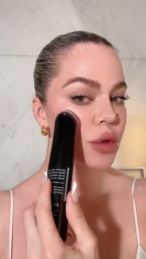 Khloé Kardashian Instagram - A 5-minute instant glow-up with @medicube_global_official 💕 #medicubepartner #medicube #boosterpro #glowbooster