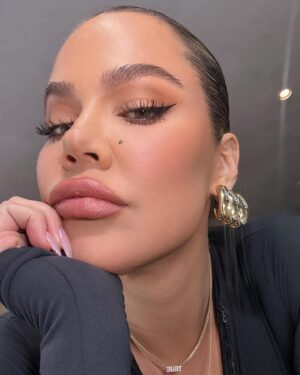 Khloé Kardashian Instagram - Hey you!! yes, you reading this. I hope you know how loved and adored you are. I hope you know how much you matter. Have a beautiful weekend 🤍