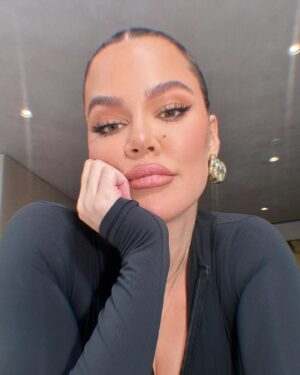 Khloé Kardashian Instagram - Hey you!! yes, you reading this. I hope you know how loved and adored you are. I hope you know how much you matter. Have a beautiful weekend 🤍