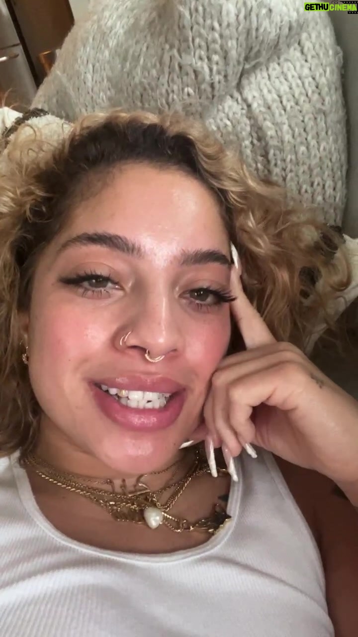 Kiana Ledé - 2.8K Likes - I’m gonna figure out those chords again I swear lol
