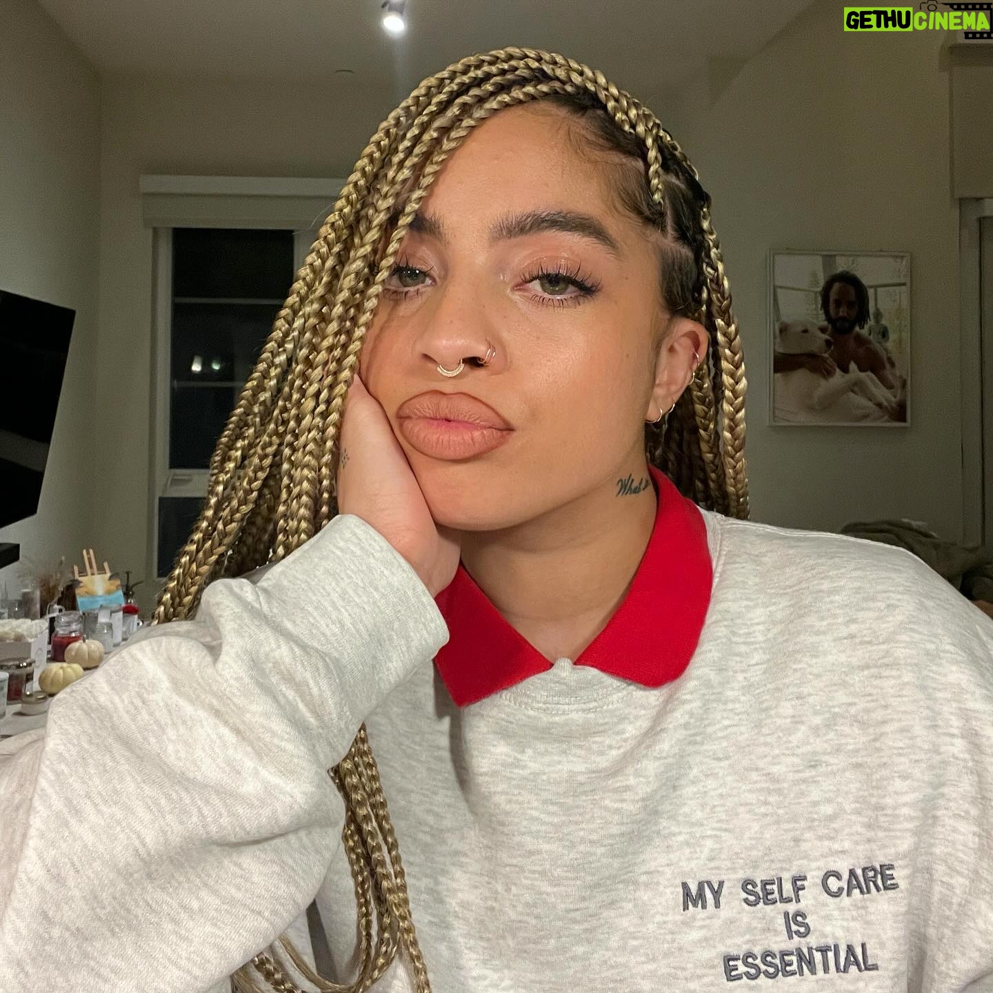 Kiana Ledé Instagram - Love me more than anybody. I swear.