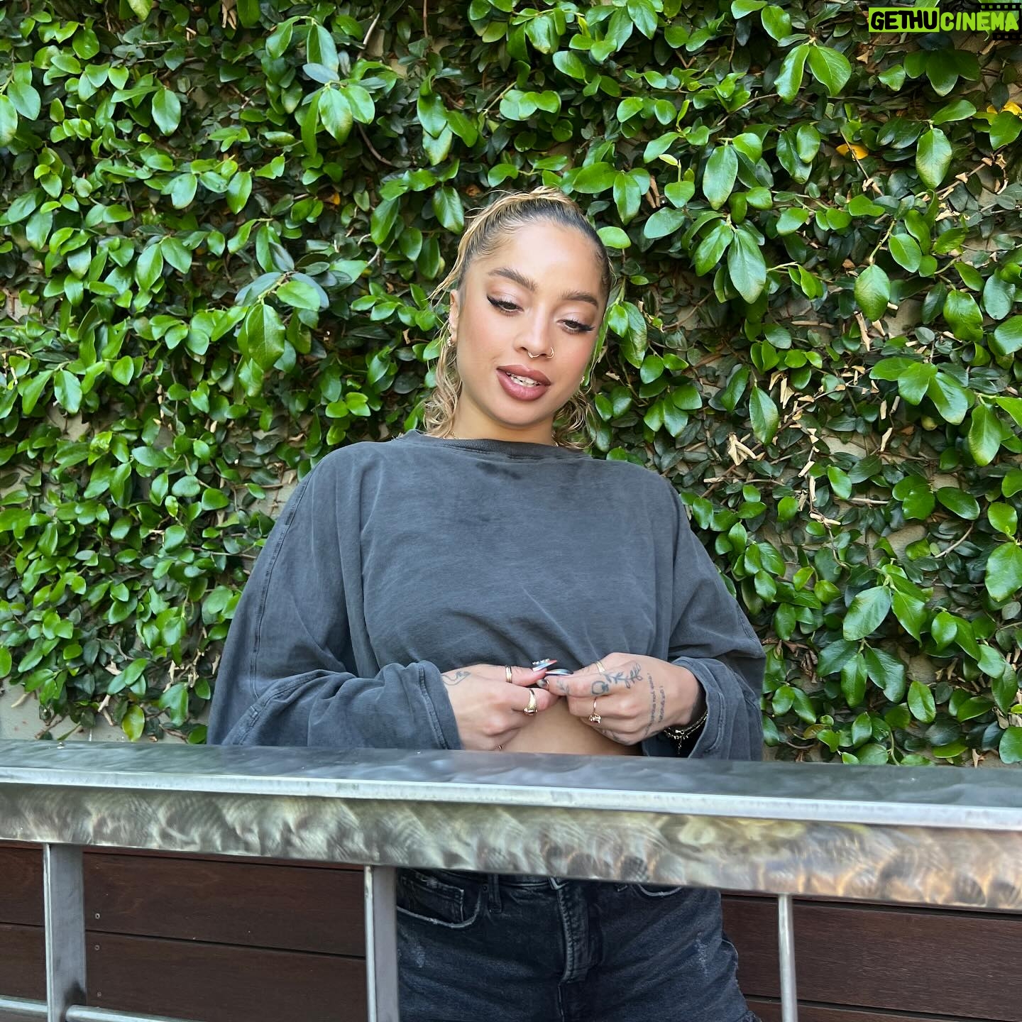Kiana Ledé - 3 Likes - Ummmm….so yeah.