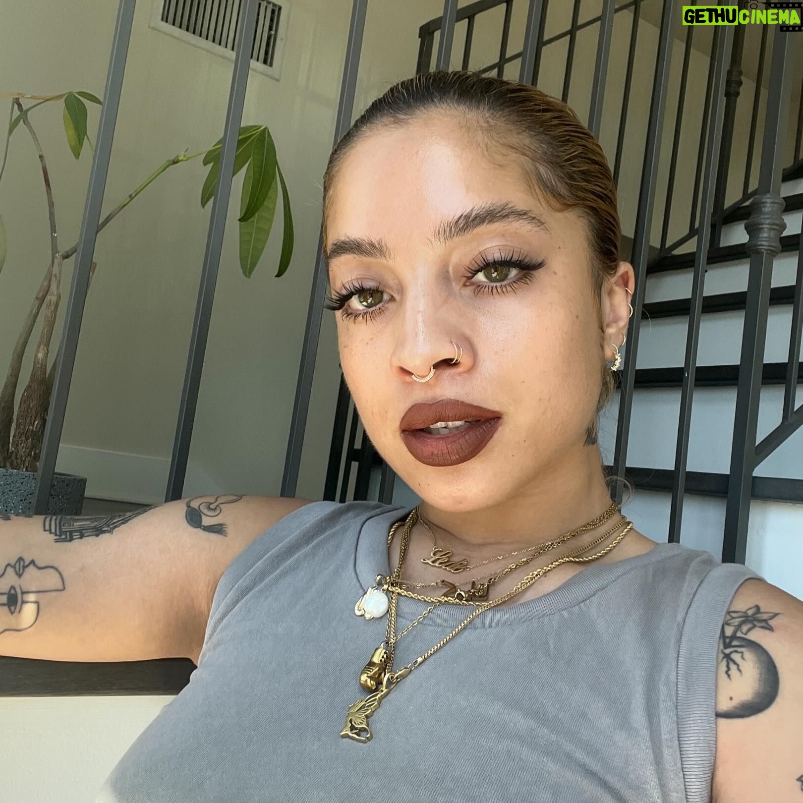 Kiana Ledé - 3 Likes - Why does it look like my plant is locked up? lol