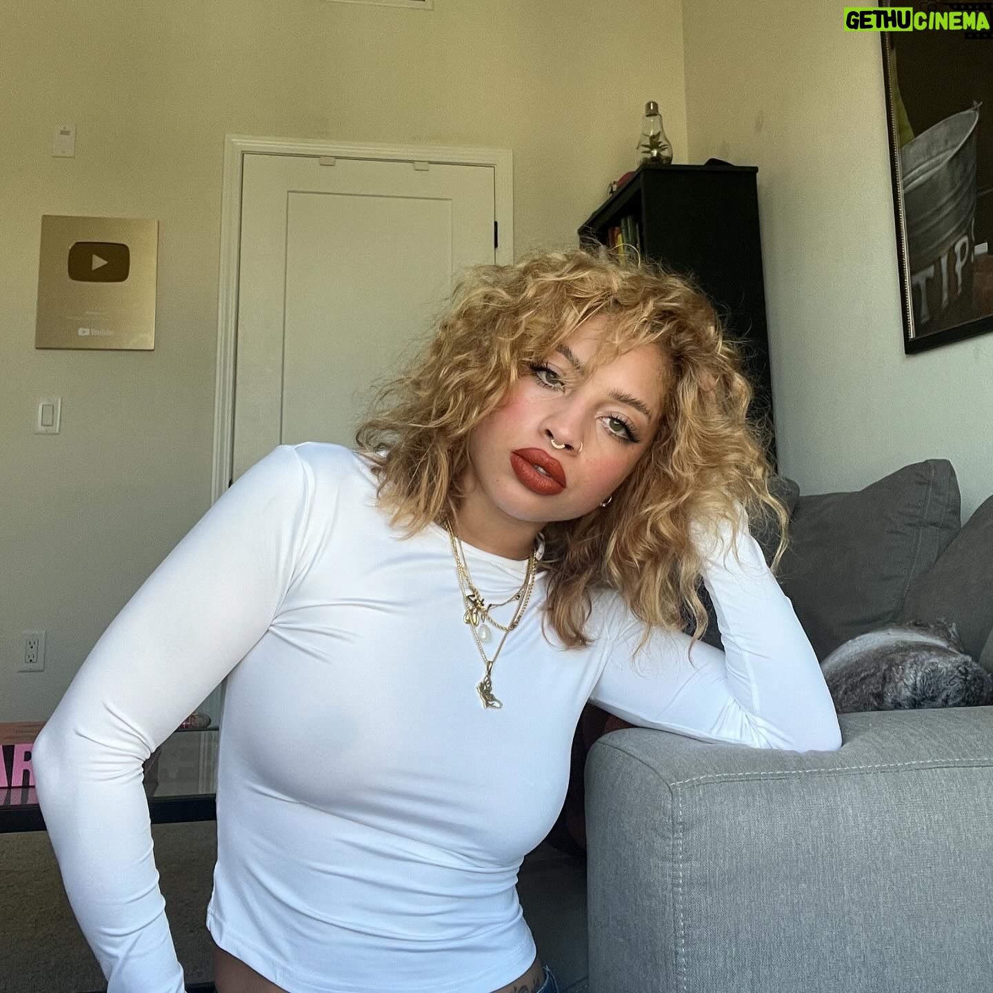 Kiana Ledé - 3 Likes - Find somethin whiter than this shirt. I dare you.