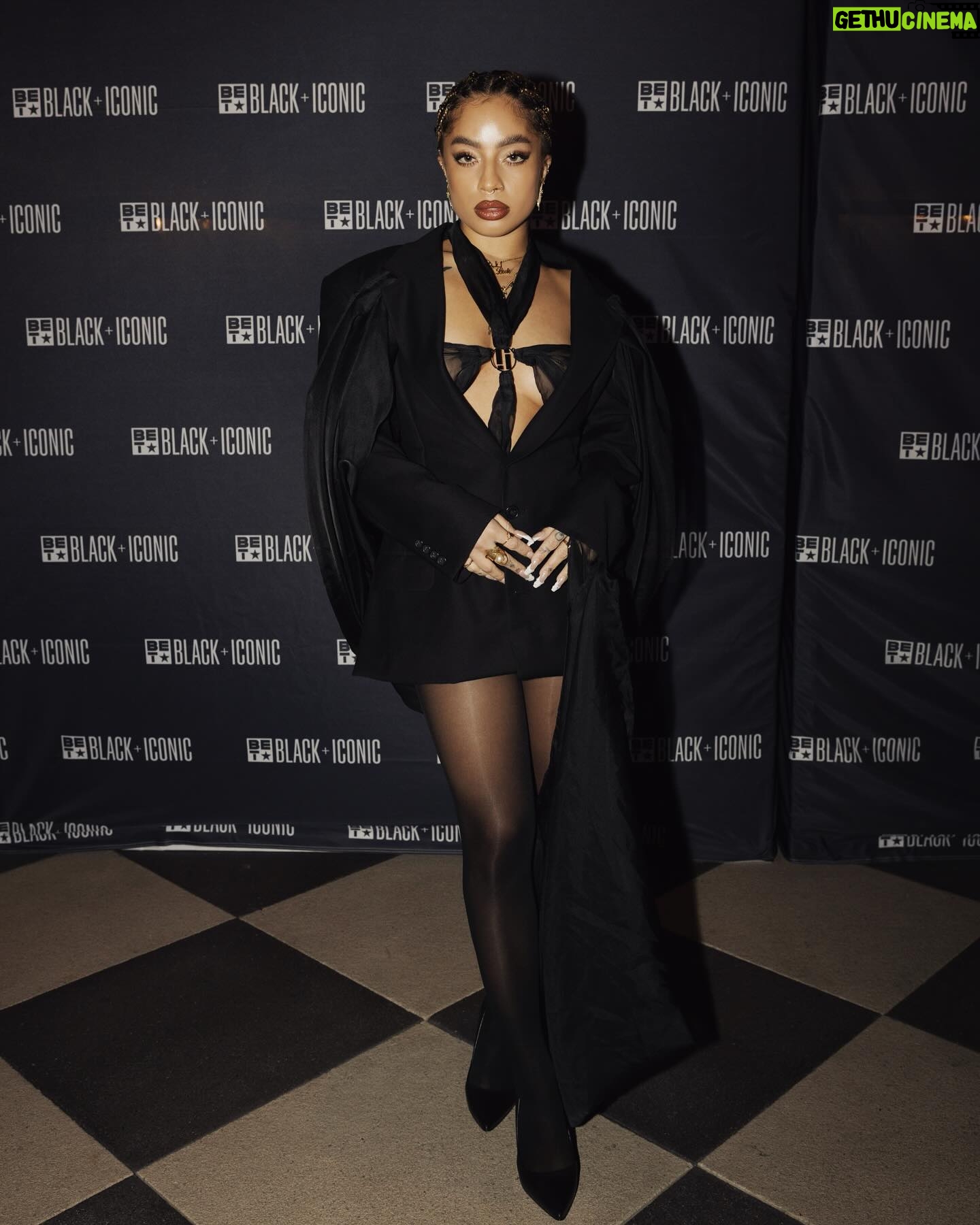 Kiana Ledé Instagram - It’s easy to be iconic when you’re black ✨ Thank you @bet for invitin me to sing in a space full of lovin, beautiful, queer, black people🤍
