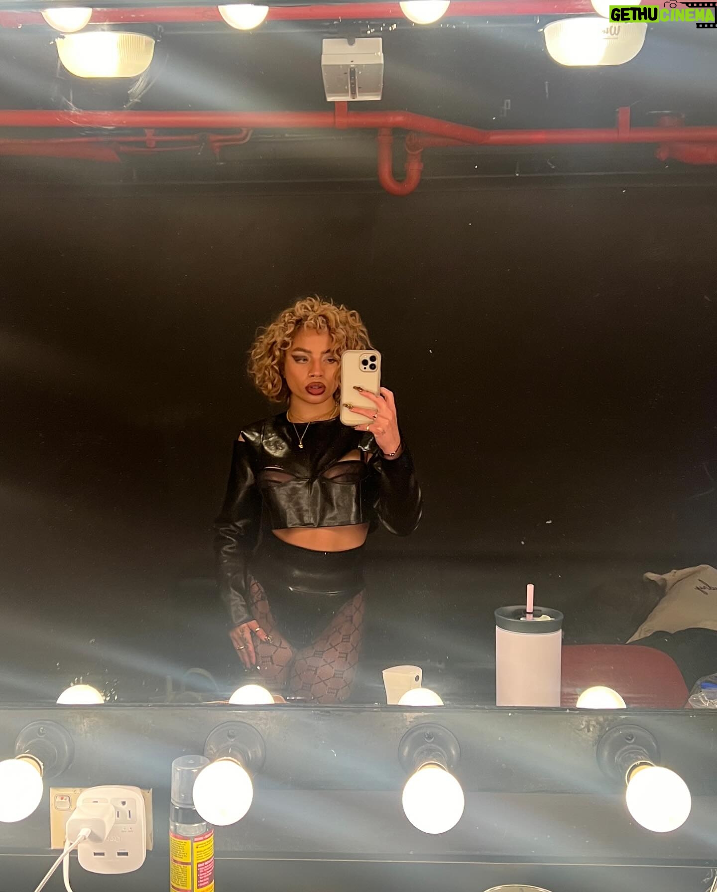 Kiana Ledé - 17.5K Likes - Last night was beautiful and hilarious. The sound cut out 2 songs into the set so we basically just had a karaoke session of songs I didn’t put on the setlist. It was so fun 😂😂