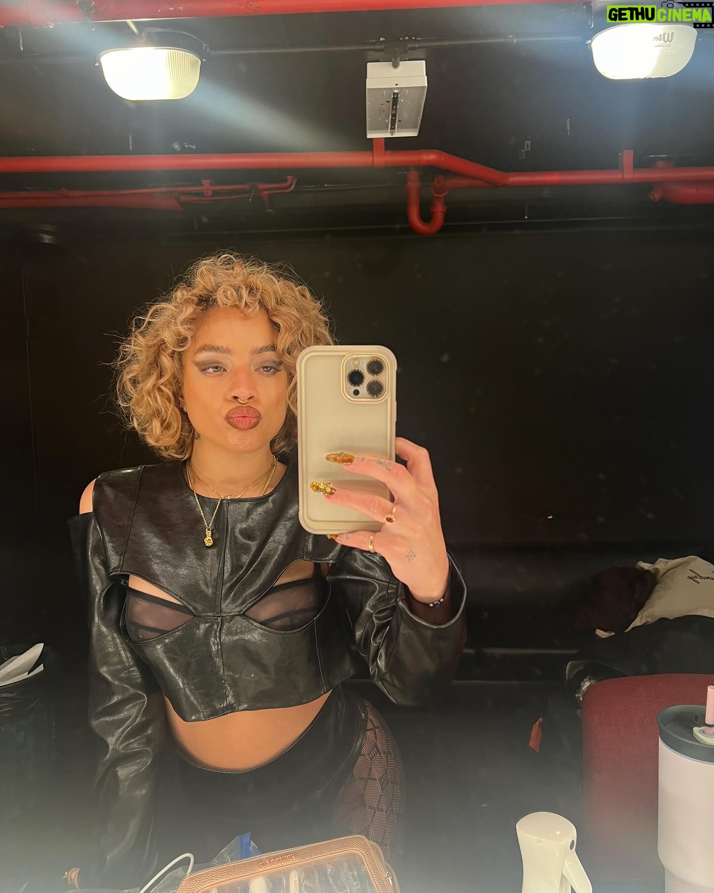 Kiana Ledé - 17.5K Likes - Last night was beautiful and hilarious. The sound cut out 2 songs into the set so we basically just had a karaoke session of songs I didn’t put on the setlist. It was so fun 😂😂