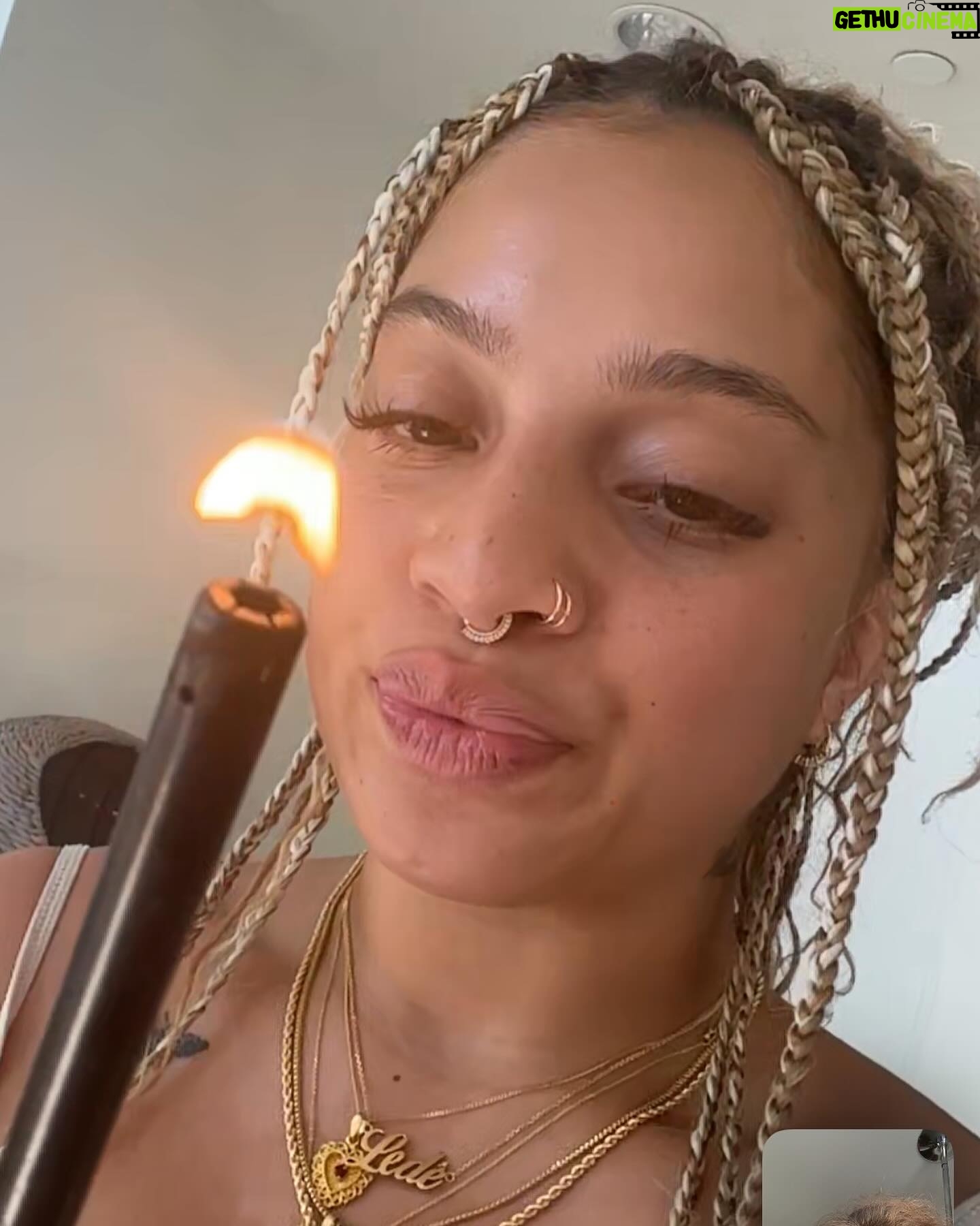 Kiana Ledé - 3 Likes - Almost time to light my bday candles, then play with the lighter just for funsies ♈️