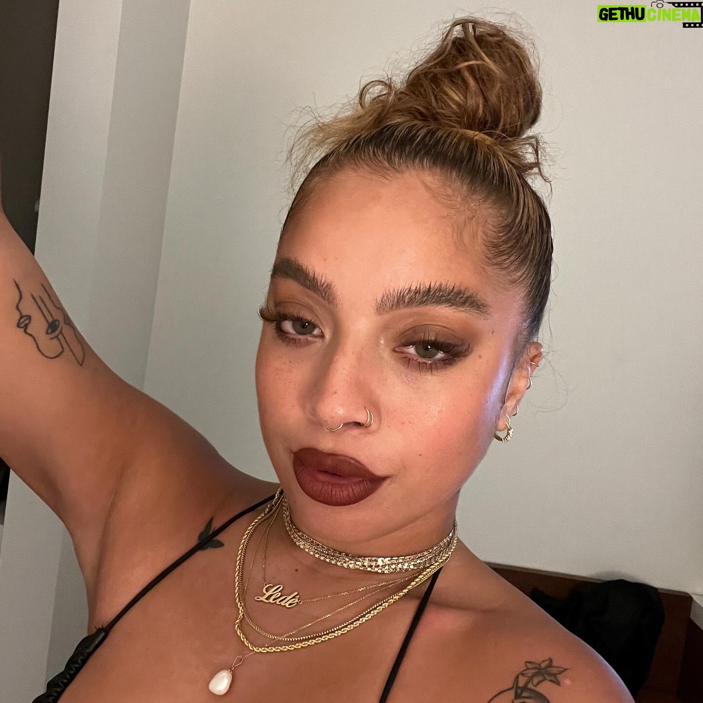 Kiana Ledé - 3 Likes - Good night🖤 don’t forget to charge your vibrator when you’re done!