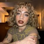 Kiana Ledé Instagram – Soda water with bitters and a lime.