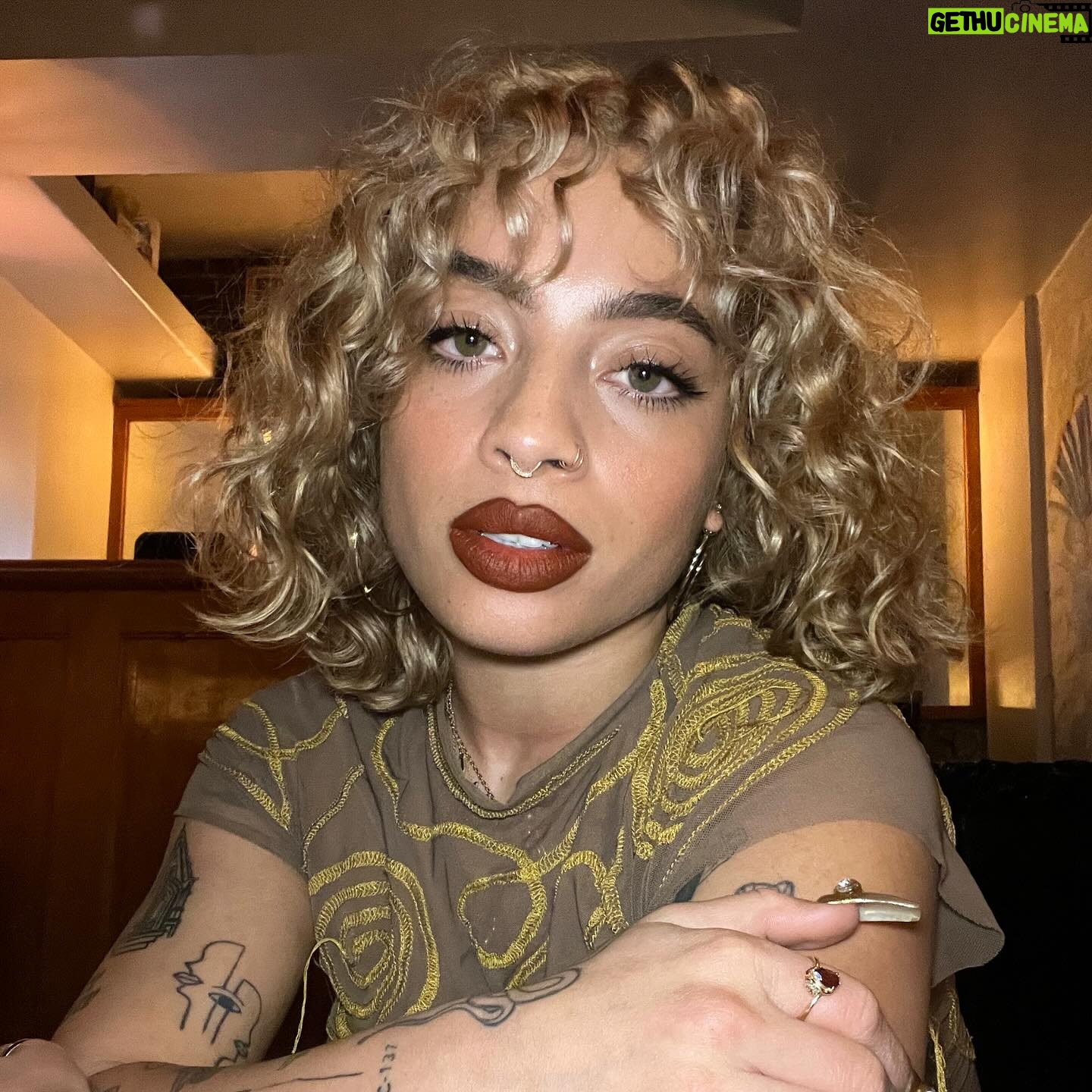 Kiana Ledé - 3 Likes - Soda water with bitters and a lime.
