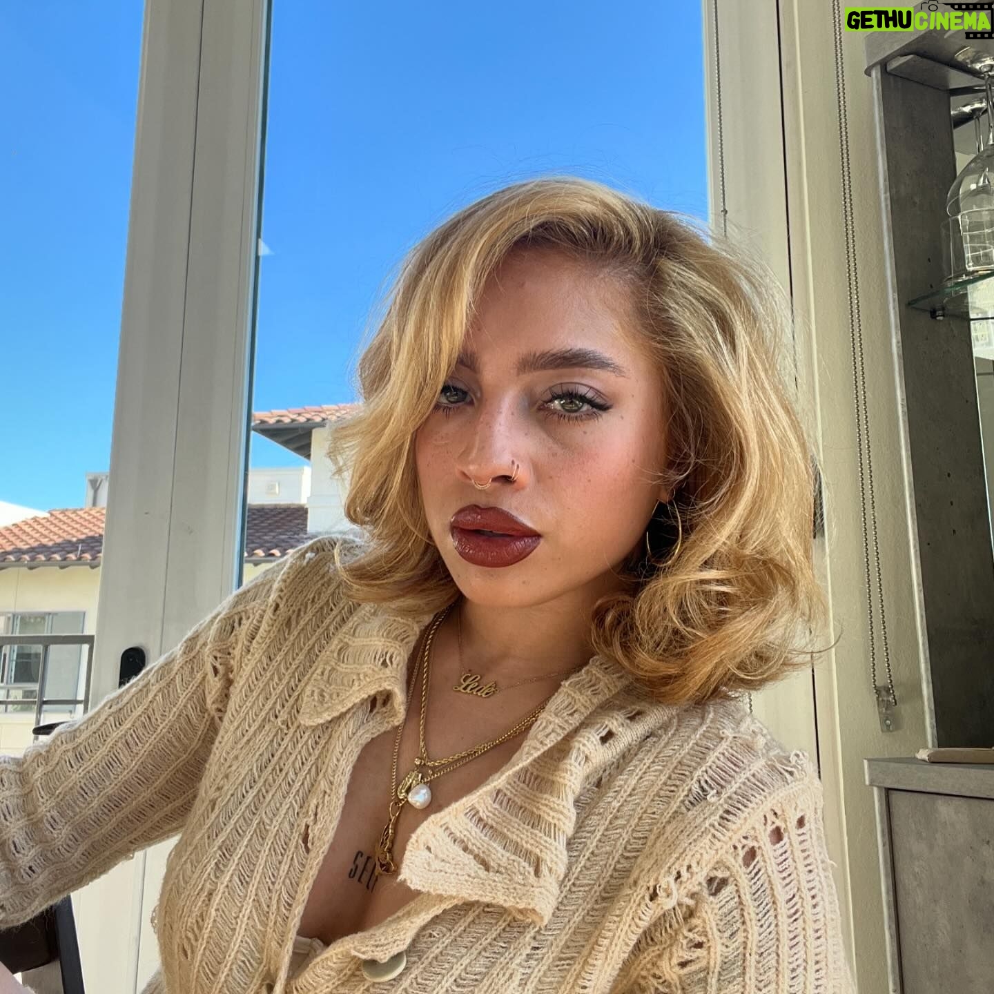 Kiana Ledé - 3 Likes -