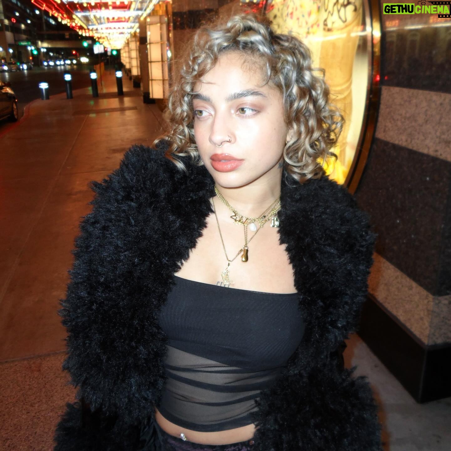Kiana Ledé - 3 Likes - A lil golden nugget