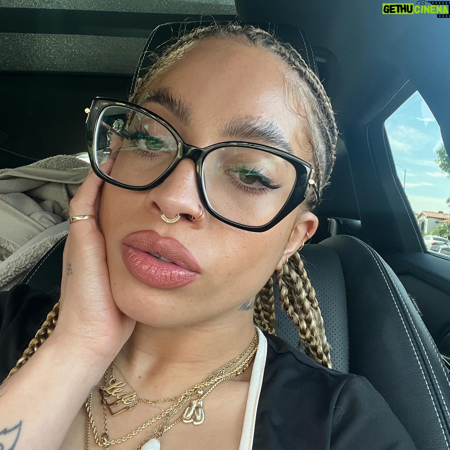 Kiana Ledé - 3 Likes - I need somebody to help me untangle my necklaces lol