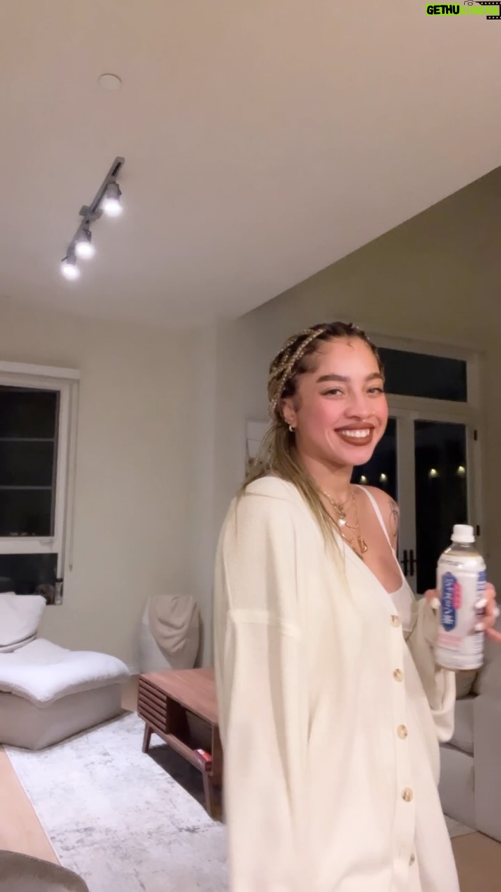Kiana Ledé - 3 Likes - Here’s another video of me infamously gettin lyrics wrong lol
I wanted to be extra like back in the old days for you in soulfood sessions 😂😭💦💦