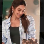Kiara Advani Instagram - Baking with my favourite snakk 🍪💁🏻‍♀️👩🏻‍🍳